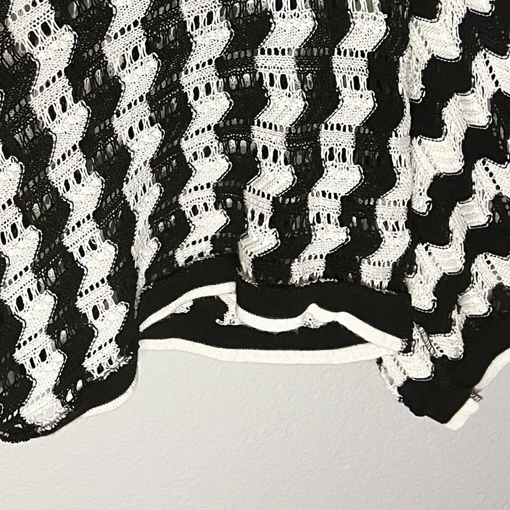 Charlottes Russe | Women's Crop Top: black|white zigzag crochet knit top, small - Picture 5 of 7